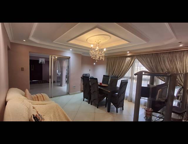 7 BEDROOM FREESTANDING FOR SALE IN FLORA PARK